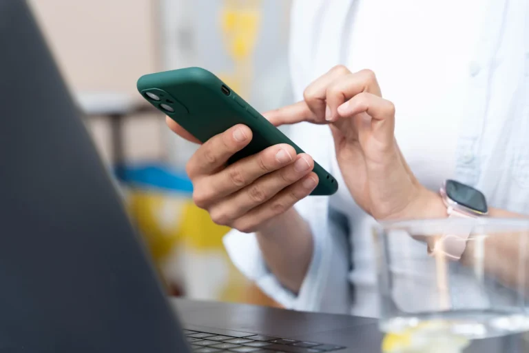 No es una foto, es un ladrón de datos": la nueva estafa de WhatsApp que con un simple 'Reenviar' le da a un hacker el control total de tu móvil