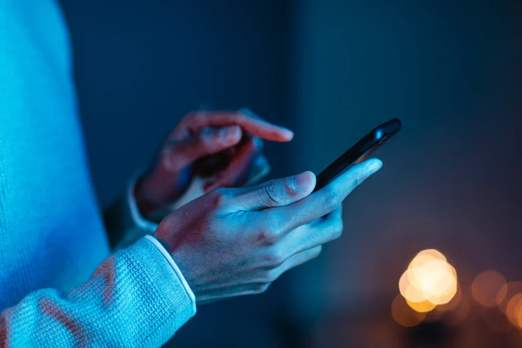 Sergio López (39), especialista en privacidad, grita: "Si tu app de redes sociales pide 'acceso a contactos', está vendiendo tu lista de amigos a brókers de datos por 0,001€ por cabeza" 1 Moncloa Descubre el modelo de negocio de las redes sociales y por qué tu agenda es su activo más valioso. Fuente: Freepik