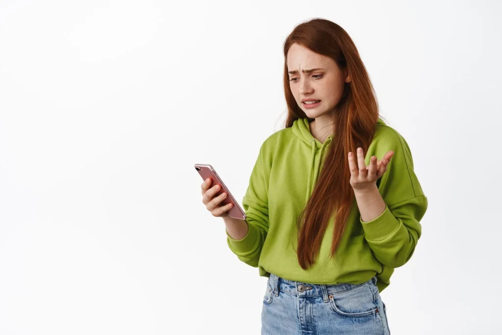 Aunque el escenario de la confesión es extremo, los usos maliciosos de la IA ya están causando estragos en la vida de muchas personas.  Fuente: Freepik
