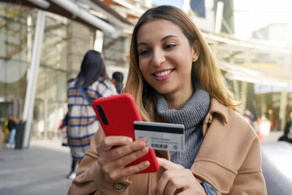 Entiende por qué tu entidad financiera tiene tanto interés en que mantengas activo este seguro de tarjeta y cómo funciona este modelo de negocio. Fuente: Freepik
