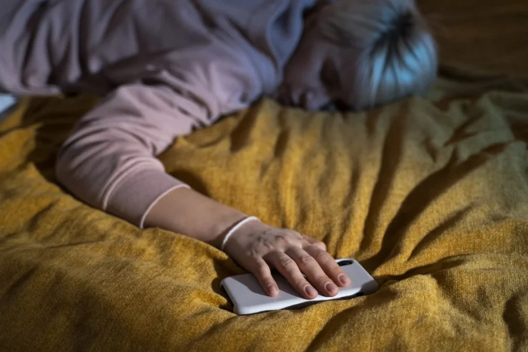 Dormir con el móvil al lado de la cama es la mayor imprudencia de 2025: Miriam Crespo (42), forense digital, sentencia que «Así los ladrones ya saben hasta cuándo te mueves y si dormiste solo anoche»