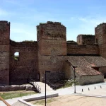 La muralla secreta de Buitrago abre en otoño y te muestra un Madrid medieval sin turistas: solo los locales conocen la entrada