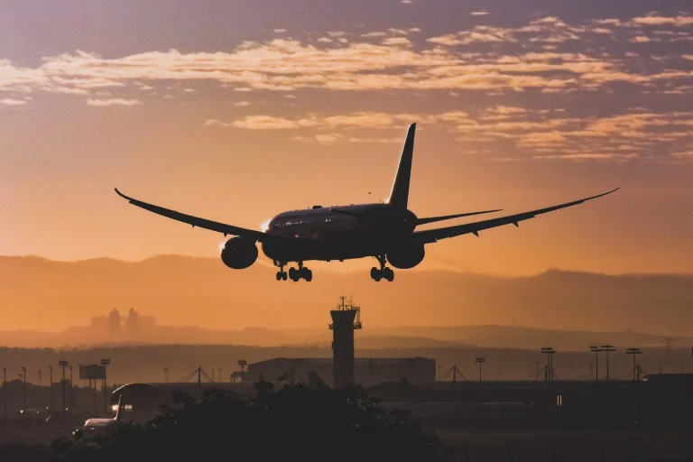La OCU explica cómo recuperar tu dinero tras la quiebra de Play Airlines y su cierre en 8 aeropuertos de España