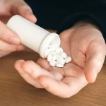 El paracetamol es una ruleta rusa: Farmacéutica Amparo Rojas (52) alerta: «Mezclado con este ansiolítico común, la sobredosis es mortal con solo 2 pastillas»
