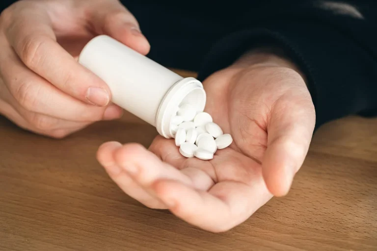 El paracetamol es una ruleta rusa: Farmacéutica Amparo Rojas (52) alerta: «Mezclado con este ansiolítico común, la sobredosis es mortal con solo 2 pastillas»