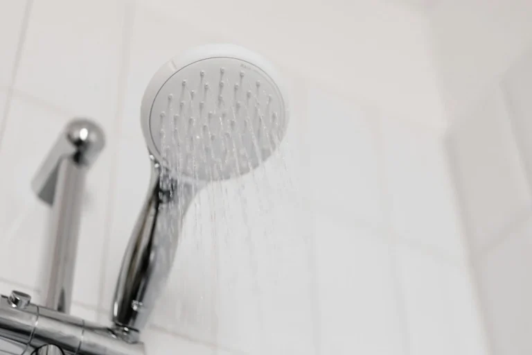 «El peligro más silencioso se encuentra en tu baño» Mariano Alcalá (49) electricista explica 5 razones por las cuales no deberías ducharte mientras la lavadora funciona