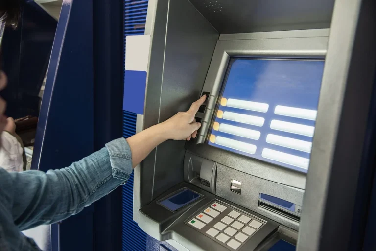 Javier Trunse (48), ex-empleado de banca, filtra el secreto que no quieren que sepas: "Tu banco te cobra 60€ al año por un seguro de tarjeta que no has pedido. Así lo anulas en dos clics desde la app"