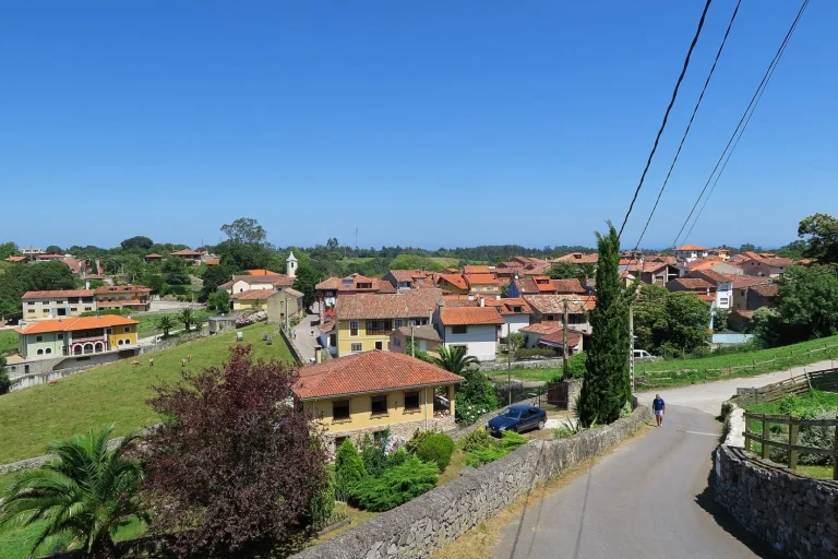 Este pueblo de Asturias, elegido el nuevo “destino secreto” de 2025: ya triplica visitantes en otoño