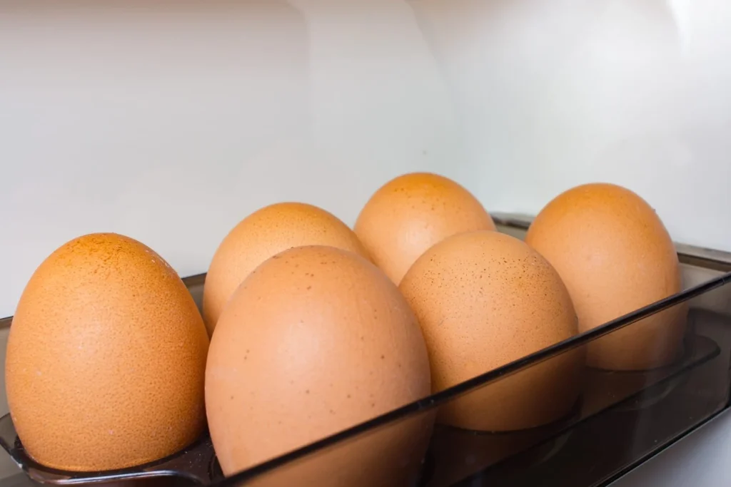 Entender el proceso de condensación y el riesgo de bacterias es clave para comprender por qué la ubicación de los huevos dentro del frigorífico no es un asunto trivial. Fuente: Freepik
