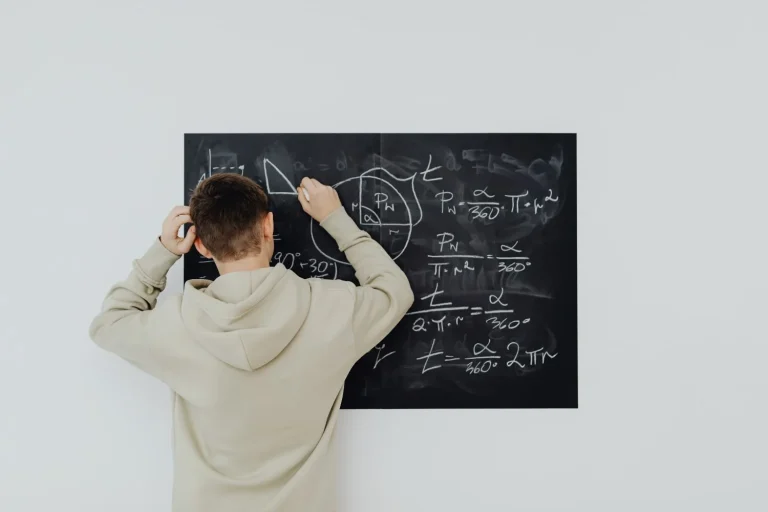 «Un profesor estalla contra ChatGPT»: Alex Montenegro (29), experto en IA, revela 5 razones por las que copiar y pegar sus respuestas puede costarte caro