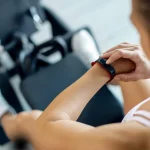 Tu pulsera de gimnasio transmite tu ritmo cardíaco y rutina diaria; tus datos acaban en manos de bancos y compañías de seguros