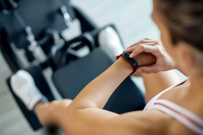 Tu pulsera de gimnasio transmite tu ritmo cardíaco y rutina diaria; tus datos acaban en manos de bancos y compañías de seguros