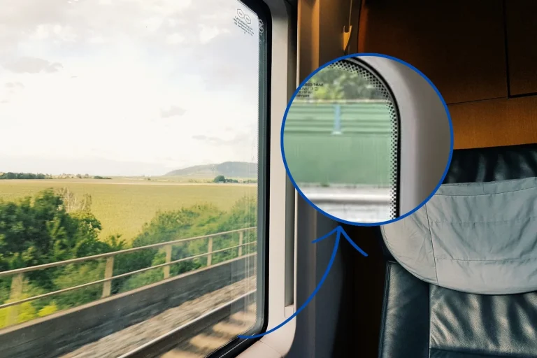 «Los puntos negros de las ventanas del tren no son decoración:» el Dr. Sergio Mejía (35), astrofísico, explica su verdadera función