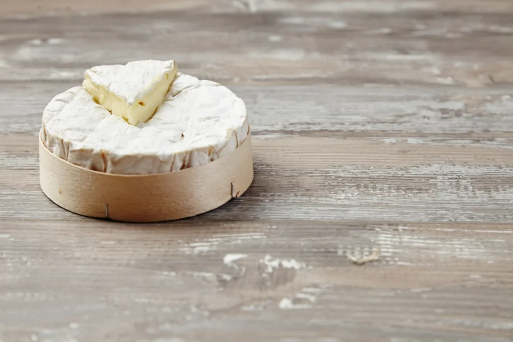 La verdad detrás del queso: La tradición gallega se pierde porque las grandes cadenas eliminan el cabra artesanal por productos insípidos 4 Moncloa Las diferencias entre un queso de verdad y uno industrial van mucho más allá del sabor, afectando a nuestra cultura gastronómica. Fuente: Freepik