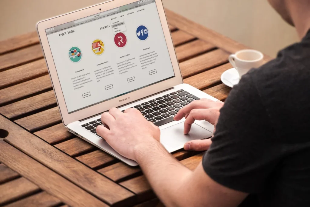 Daniel Cádiz (33), informático: “Con ReaddyAI puedes crear tu propia página web en 30 minutos y sin necesidad de saber de programación” 2 Moncloa Ventajas de crear tu página web con ReaddyAI
