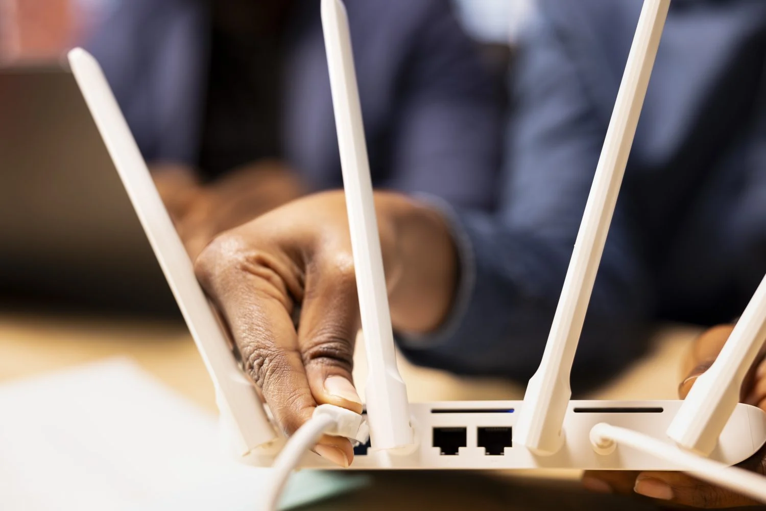 El concepto que propone el Dr. Herranz sobre el router es una analogía muy visual para entender cómo este dispositivo "chupa" tu energía vital nocturna. Fuente: Freepik
