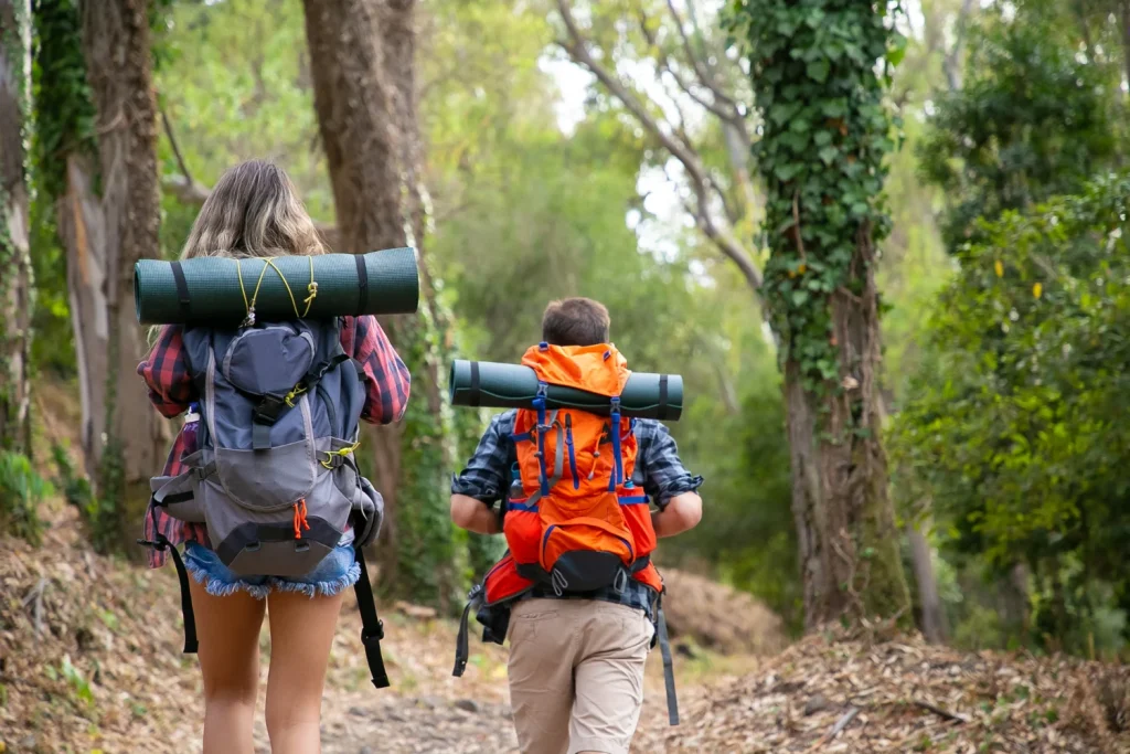 En la era del GPS y los mapas en el móvil, muchos creen que es imposible perderse, pero la naturaleza tiene sus propias reglas y un senderista debe estar preparado para cuando todo falla. Fuente: Freepik
