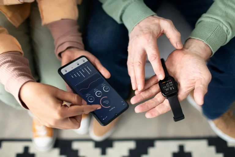 Elena Martín (38), bioinformática, alerta: “El smartwatch que te mide las calorías ya ha enviado tus datos médicos a terceros, y puedes ser rechazado por los seguros sin saberlo”