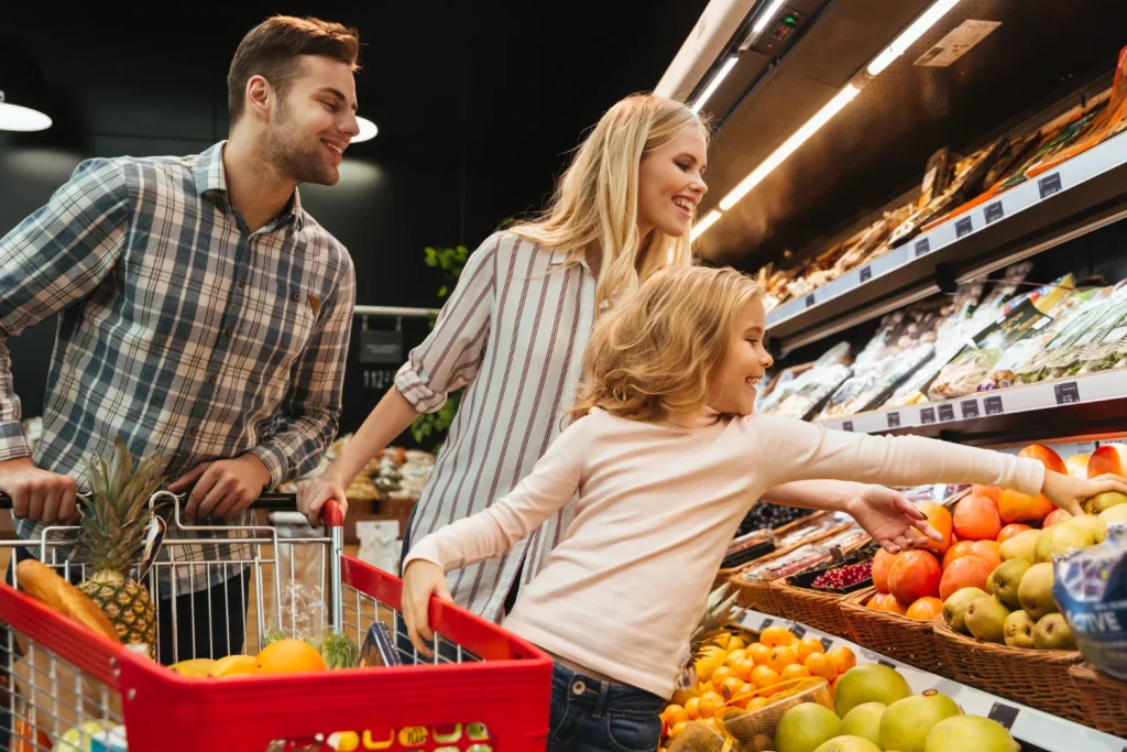 Sebastián Waira (40), Director de compras, revela el truco "código de ubicación" de Mercadona: "Los productos más baratos nunca están a la altura de los ojos". 4 Moncloa ¿Alguna vez te has preguntado por qué los productos de primera necesidad como la leche, el pan o los huevos siempre están al final del supermercado? Esto no es una casualidad, sino una parte fundamental del "código de ubicación" que domina en Mercadona. Fuente: Freepik