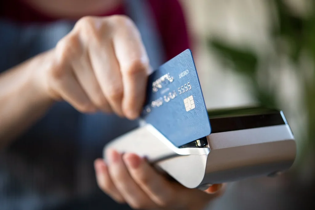 Despeja las dudas más comunes sobre las consecuencias de cancelar el seguro de tarjeta y descubre las coberturas que mantienes por defecto. Fuente: Freepik

