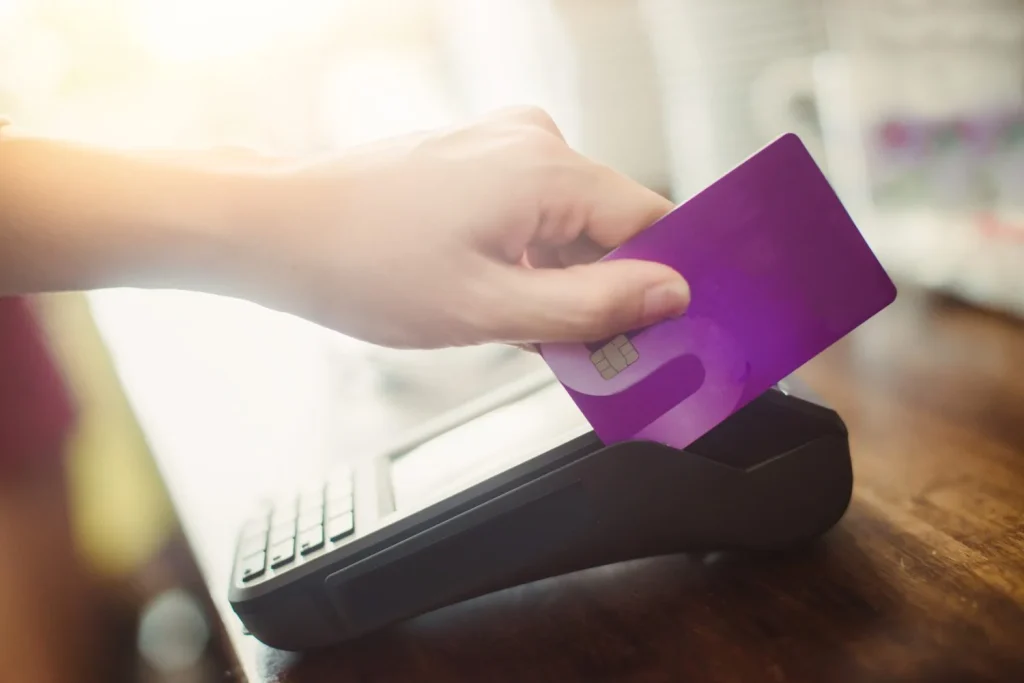 Aprende los pasos exactos que debes seguir para localizar y desactivar este seguro de tarjeta directamente desde el móvil, sin llamadas ni visitas a la oficina. Fuente: Freepik
