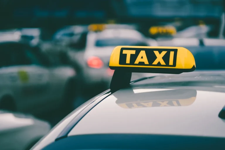 Ricardo Sanz (56), taxista de Atocha, avisa: "Si el taxímetro empieza con esta cifra, bájate en marcha. Te van a llevar por el camino largo y caro