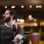 «El vino de la casa es veneno para tu cartera»: un sumiller de La Rioja explica por qué jamás debes pedirlo si quieres evitar el sablazo