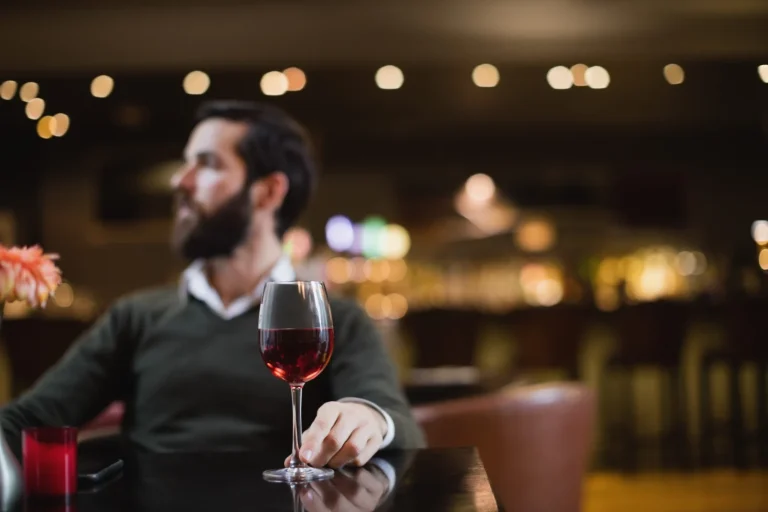 "El vino de la casa es veneno para tu cartera": un sumiller de La Rioja explica por qué jamás debes pedirlo si quieres evitar el sablazo