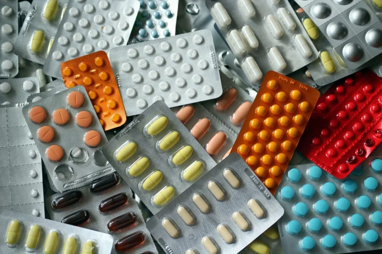 “Las vitaminas que te compras en la farmacia te las has estado tomando mal”: Dr. Alejandro Aponte (31), nutricionista, explica cómo tomarlas correctamente
