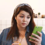 «Borra WhatsApp, es un coladero»: Alberto Núñez (36), ex-programador de Meta, recomienda estas 2 apps de mensajería que el FBI no puede espiar