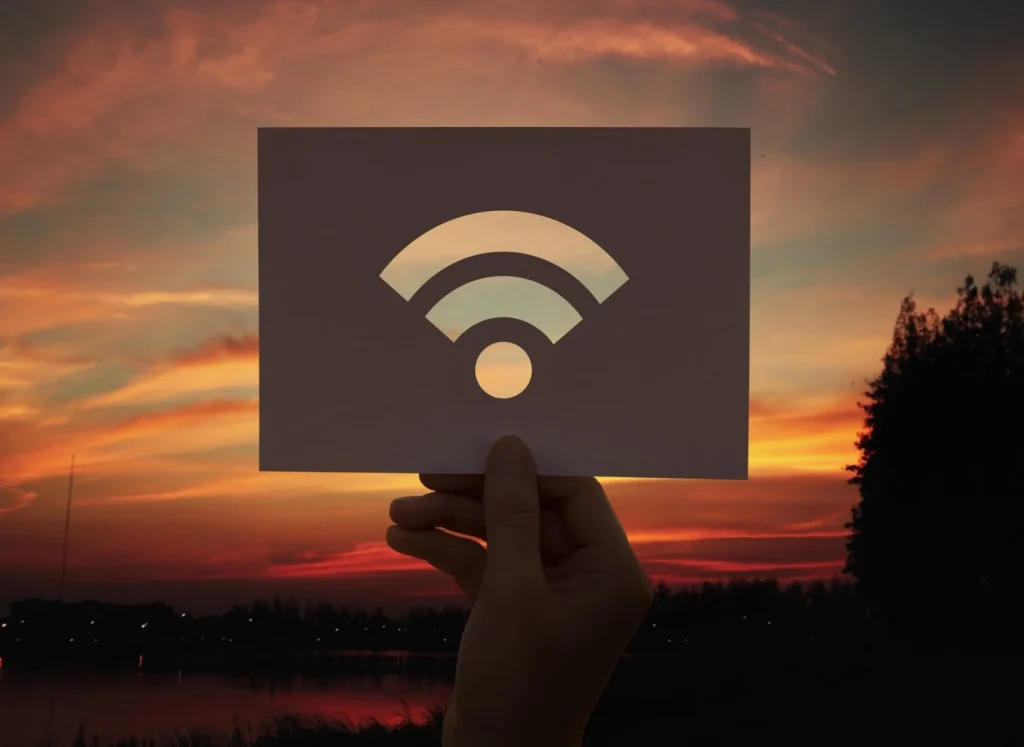 Descubre por qué las horas de sueño son el momento de máxima vulnerabilidad para tu WiFi y cómo los ciberdelincuentes se aprovechan de nuestro descanso. Fuente: Freepik
