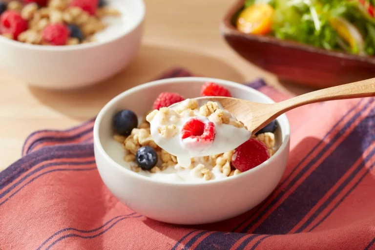 “¿Sabías que el yogur es oro blanco de la nutrición?” Dr. Carlos Gómez (29), nutriólogo, revela 5 combinaciones para no aburrirte de la dieta