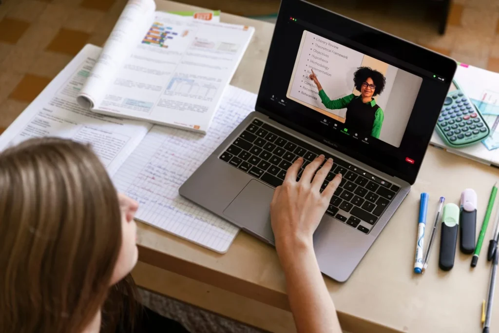 “YouTube te enseña en horas lo que una licenciatura en 4 años”: Prof. Alberto Fuentes (47), informático, comparte 10 canales que lo confirman 1 Moncloa Canales de YouTube que son un libro abierto