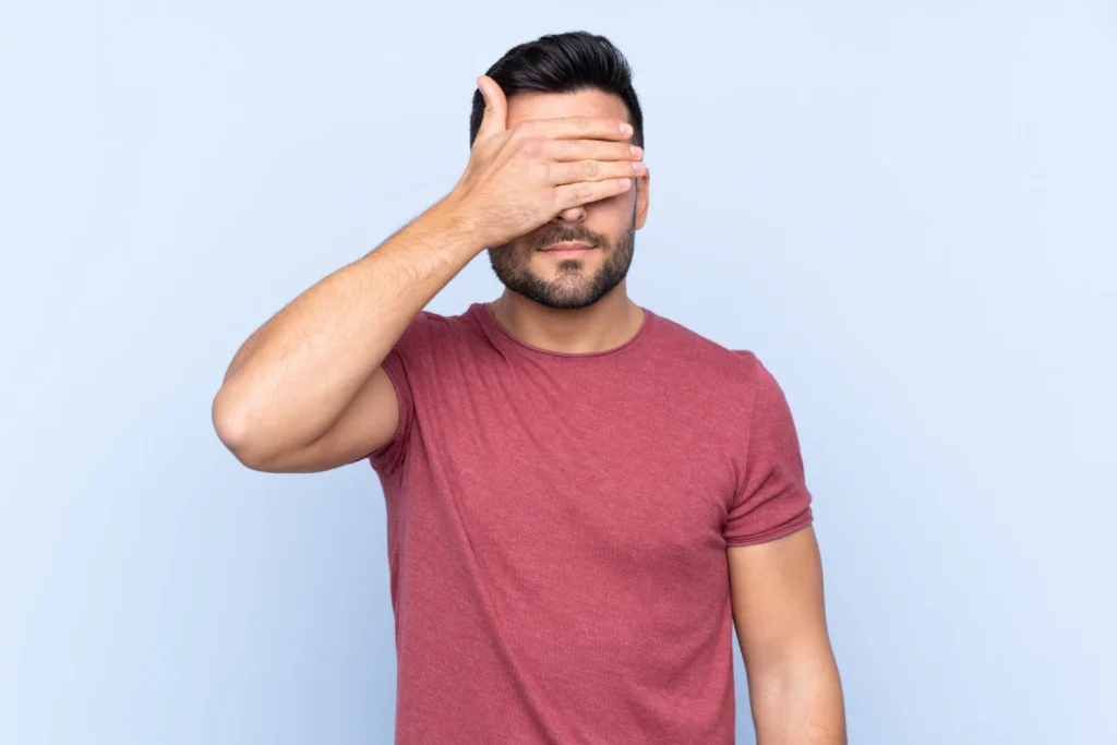 "Si ves un fogonazo de luz al cerrar los ojos la diabetes te está alcanzando", diabetólogo alerta del síntoma del que nadie habla pero avisa un año antes 1 Moncloa La vista es uno de los primeros sentidos en resentirse cuando la diabetes avanza silenciosamente, y entender por qué es clave para actuar. Fuente: Freepik