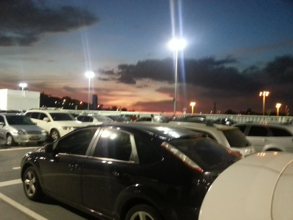 El deterioro no solo es interno; la carrocería y otros elementos externos de tu coche también se ven perjudicados por la quietud a la intemperie. Fuente: Freepik 
