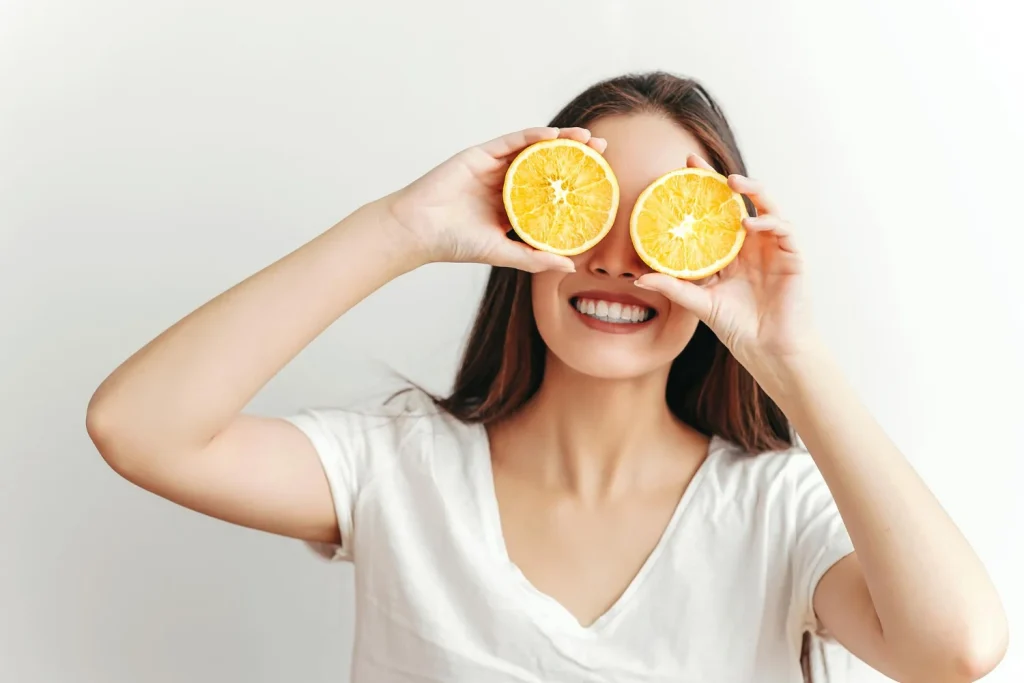 Centrarse solo en una vitamina es un error, pues la clave para que no te resfrías este año reside en un enfoque mucho más completo y sensato. Fuente: Freepik 
