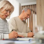 Si eres jubilado y haces estos 5 trámites en el banco, estás tirando el dinero: desde 2022 deben ser gratis