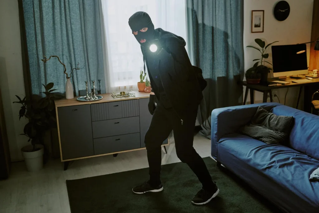 Si tu piso está en planta baja estas en peligro: ladrones confiesan cómo eligen qué apartamentos atacar en tu edificio 5 Moncloa Finalmente, la decisión de los ladrones también se basa en un cálculo psicológico: buscan el máximo beneficio con el mínimo riesgo y confrontación. Por eso, cualquier señal que indique que el robo puede complicarse será un potente elemento disuasorio. Fuente: Freepik