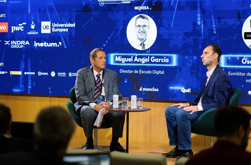 4 - Miguel Angel Garcia, director de Escudo Digital, modera el dialogo sobre la Armada española junto a oscar Ruiz