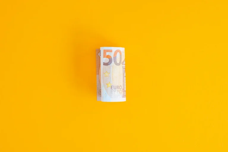 Nadie te contó por qué deberías llevar un billete de 50 euros doblado en la cartera en todo momento