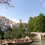 Alcalá del Júcar: casas colgadas y vino caliente que recuerdan a Alsacia en las fiestas.