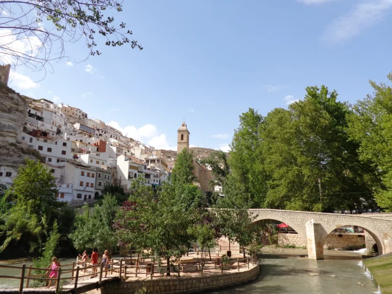 Alcalá del Júcar: casas colgadas y vino caliente que recuerdan a Alsacia en las fiestas.