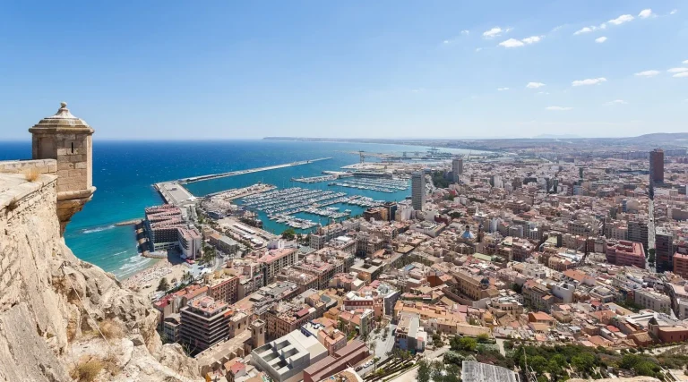 Esta es la ciudad española favorita de los jubilados internacionales: sol, cultura y vida fácil en inglés