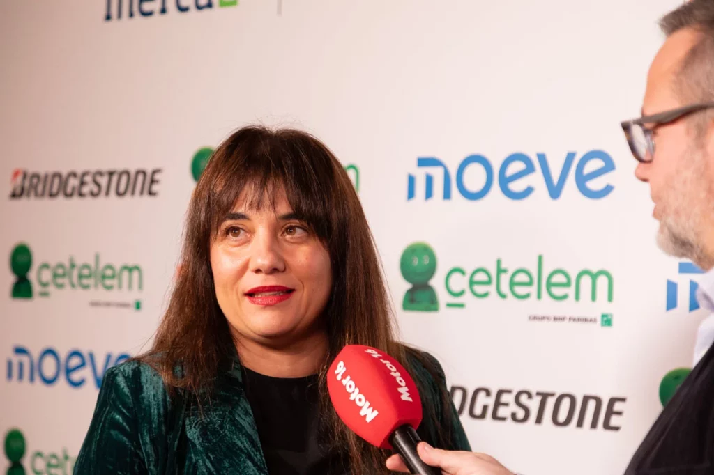 Premios Motor16 2025: reconocimiento a un sector clave en plena transformación histórica 5 Moncloa Ana Gema Ortega directora general de Peugeot con Rogelio Camargo. Premios Motor 16 030 1024x682 1 Moncloa