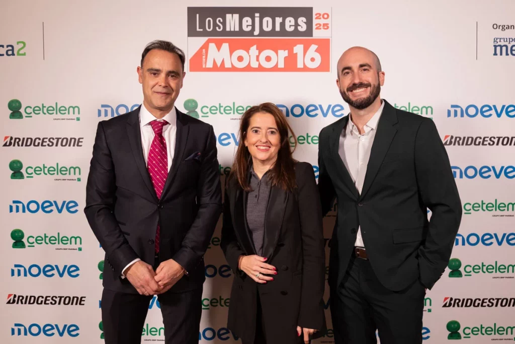 Premios Motor16 2025: reconocimiento a un sector clave en plena transformación histórica 6 Moncloa Andres Hernandez de Merca2 junto a Rebeca Guillen directora de Comunicacion de Toyota e Inaki Arriandiaga jefe de prensa de Toyota. emios Motor 16 049 1024x683 1 Moncloa