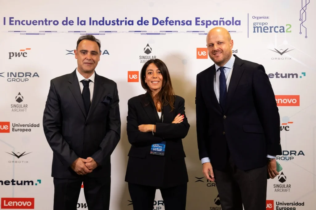 Andrés Hernández, Grupo Merca2, Dikra Redondo, Chief Marketing and Communication Singular Aircraft, y Sergio Herraez, Grupo Merca2.