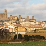 El pueblo navarro que rompe las reglas: en Artajona todo se hace al revés por esta razón