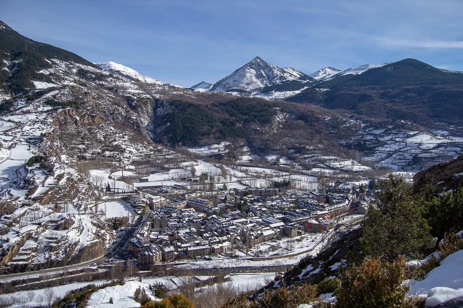 Benasque, el valle pirenaico que parece Suiza y se cubre de nieve en invierno