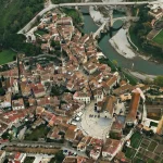 Así es Besalú en invierno: fachadas de colores, historia medieval y el aroma de vino caliente que enamoran a todo el que pasa Navidad en esta ciudad