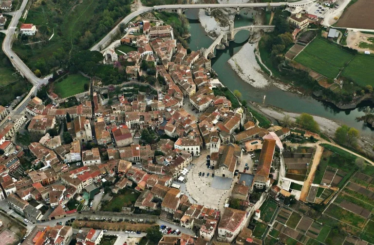 Así es Besalú en invierno: fachadas de colores, historia medieval y el aroma de vino caliente que enamoran a todo el que pasa Navidad en esta ciudad